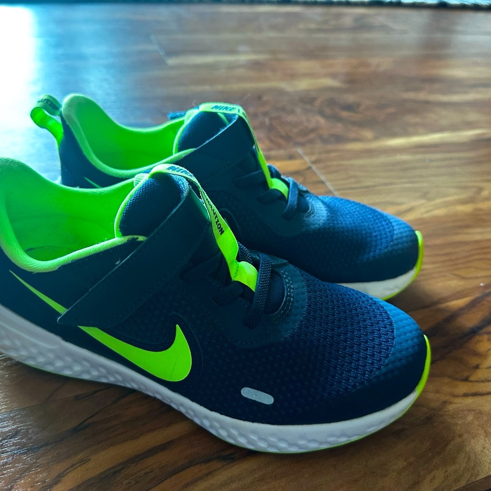 Nike Revolution Youth Size 2.5